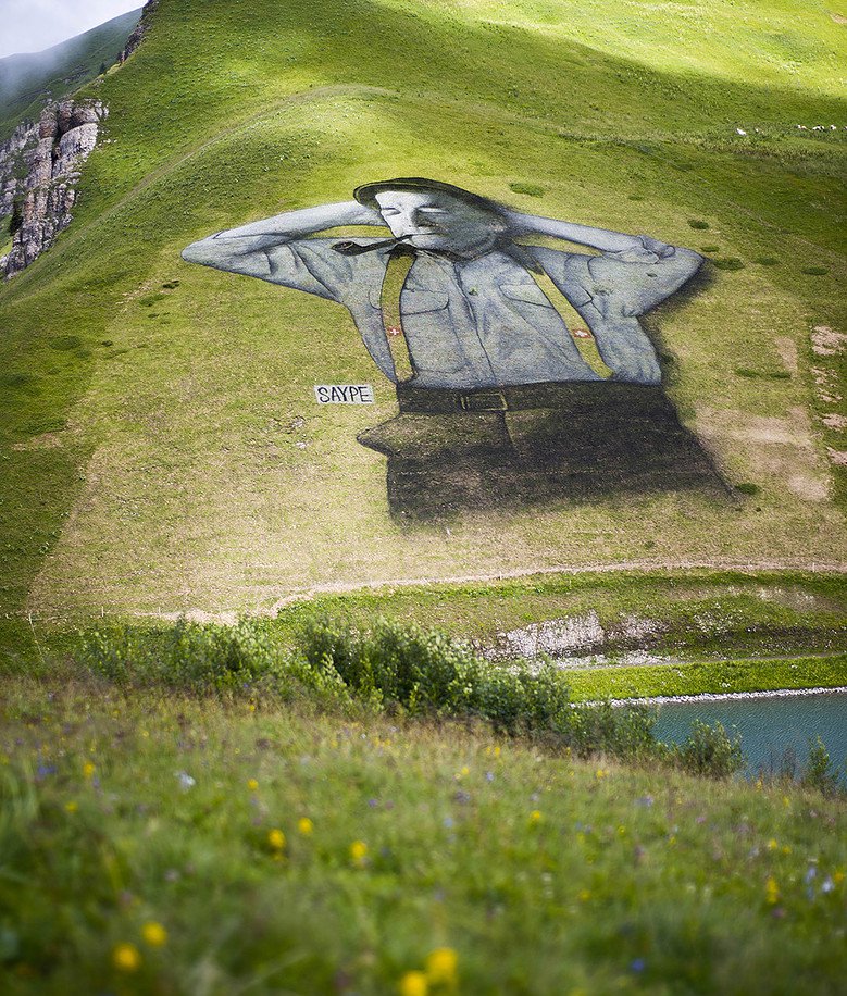 爺爺在瑞士山上睡著了！1萬平方公尺超大草地壁畫三周後自然消失？！_(1).jpg
