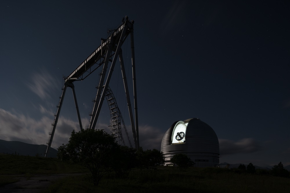 尤里．鮑爾門（Yuri_Palmin）拍攝夜晚的天文台。圖取自artnet。.jpg