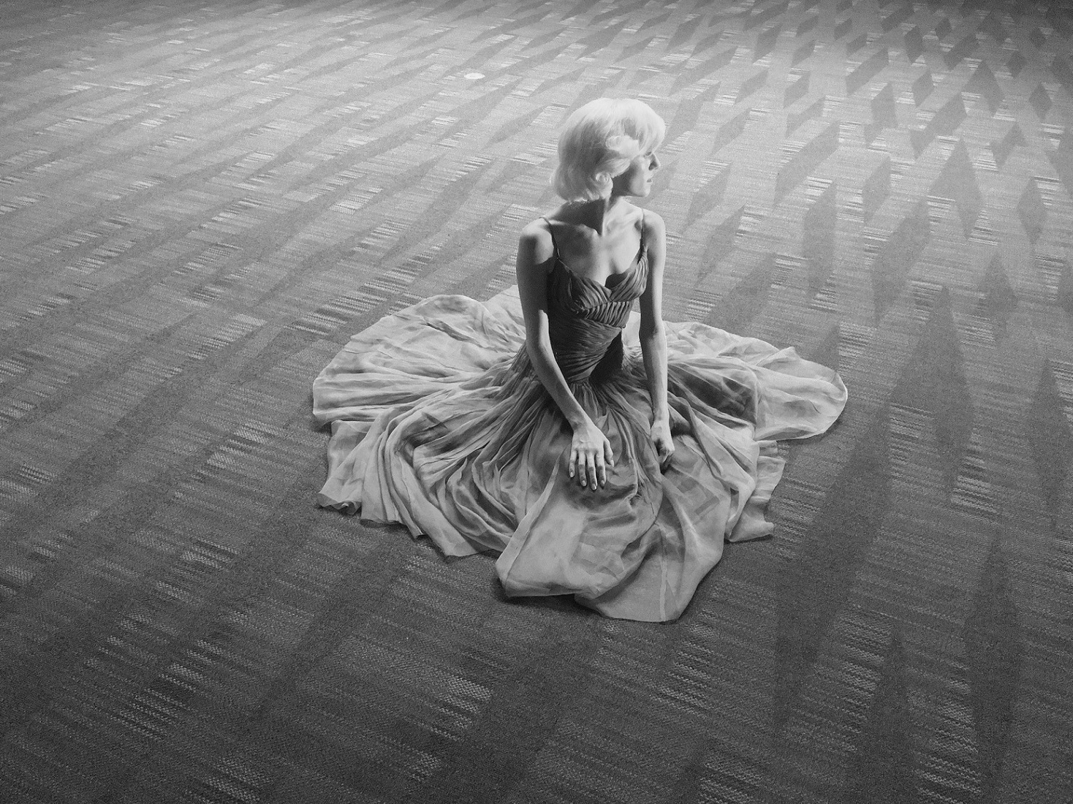 大衛歐羅素聯手Miuccia_Prada打造微電影《回顧向前》_大玩超現實無限迴圈_(4).jpg