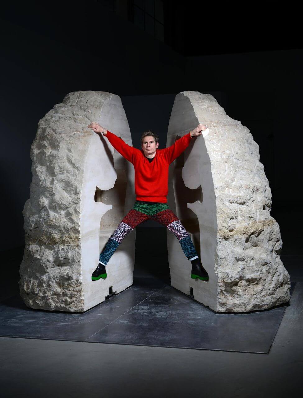 法國行為藝術家亞伯拉罕．伯亞伯拉罕．伯安什瓦爾（Abraham_Poincheval）最新的行為藝術作品《石頭》。圖:取自didyouknowfacts。.jpg