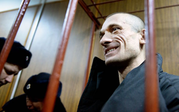 俄國行為藝術家帕夫蘭斯基入獄服刑。圖取自Artnet。.jpg