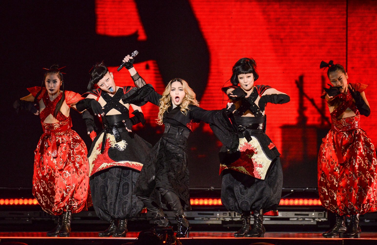 瑪丹娜首度來台遇強震_《心叛逆》演唱會為台灣災民祈福2.jpg