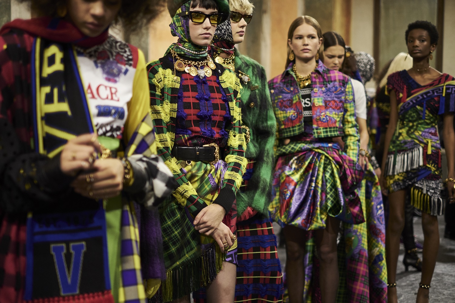 凝聚團結力量！「Versace家族」印花向傳統致敬_新舊世代名模演繹女王風範2.jpg