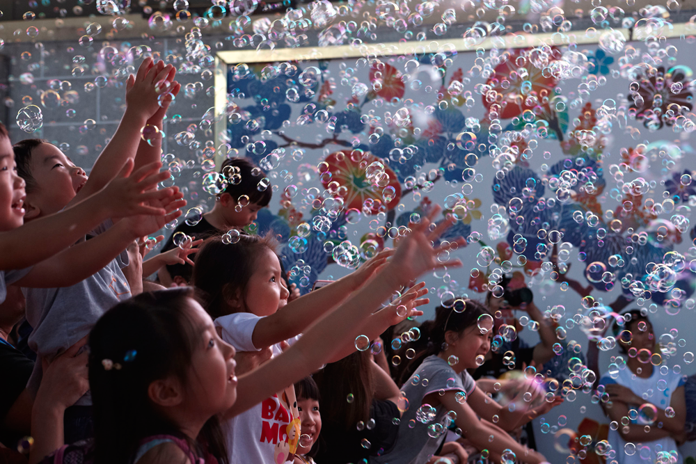 香港海港城結合日本藝術家大巻伸嗣-每日發放1,000萬個泡泡-要以夢幻的體驗行銷「圈」住商機-(4).png