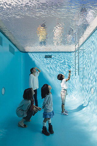 厄利什《游泳池》。圖取自金澤21世紀美術館。.jpg