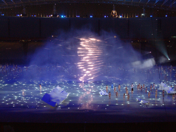 2004雅典奧運投影藝術。圖取自hendersonmedia。.png