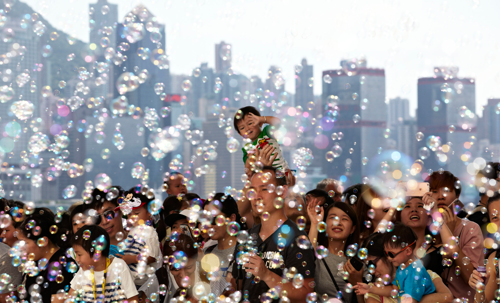 香港海港城結合日本藝術家大巻伸嗣-每日發放1,000萬個泡泡-要以夢幻的體驗行銷「圈」住商機-(2).png