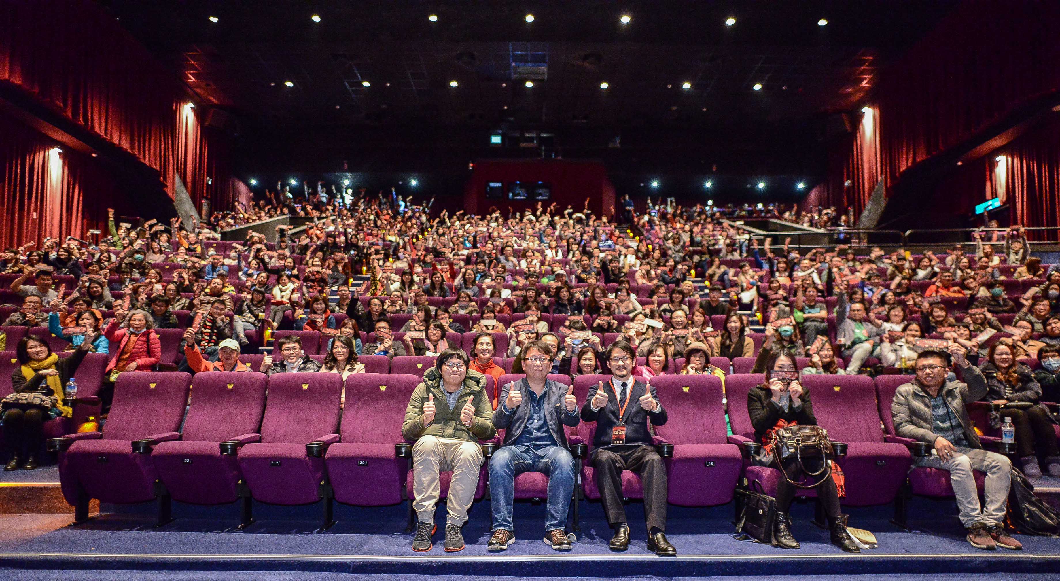 《我們的那時此刻》首映會場場爆滿，姚登元、楊力州、蔣顯斌與現場觀眾大合照.jpg