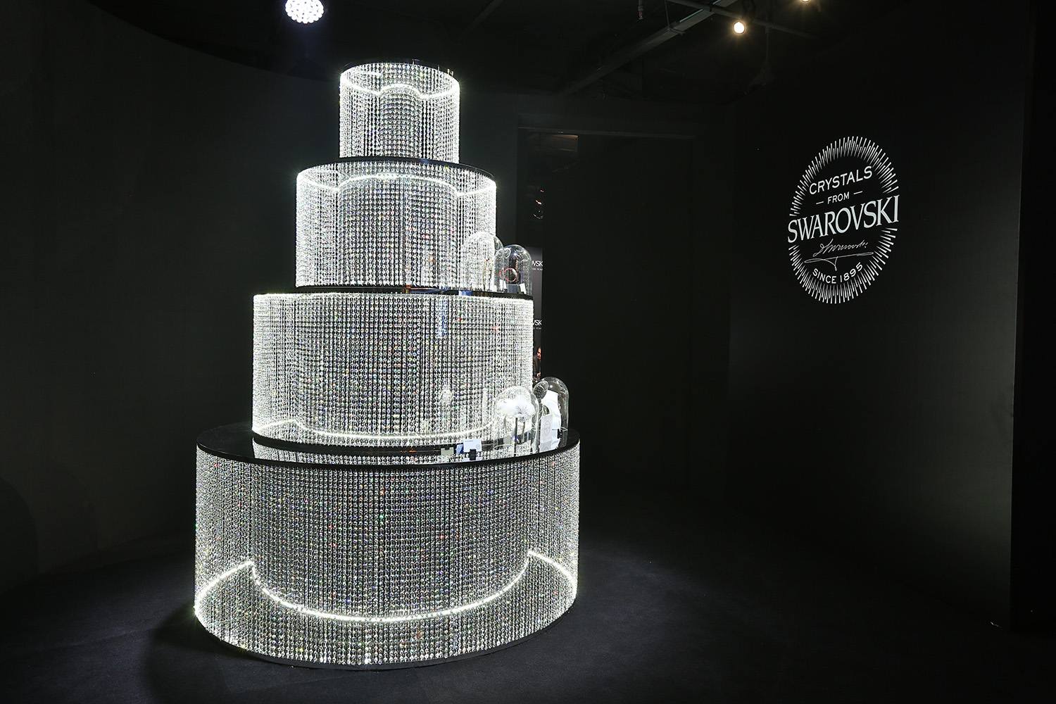 SWAROVSKI_120周年特展，特色展品搶先看！由君旺水晶燈飾以上百萬顆水晶打造、價值上千萬的水晶蛋糕，為施華洛世奇慶生_S.jpg