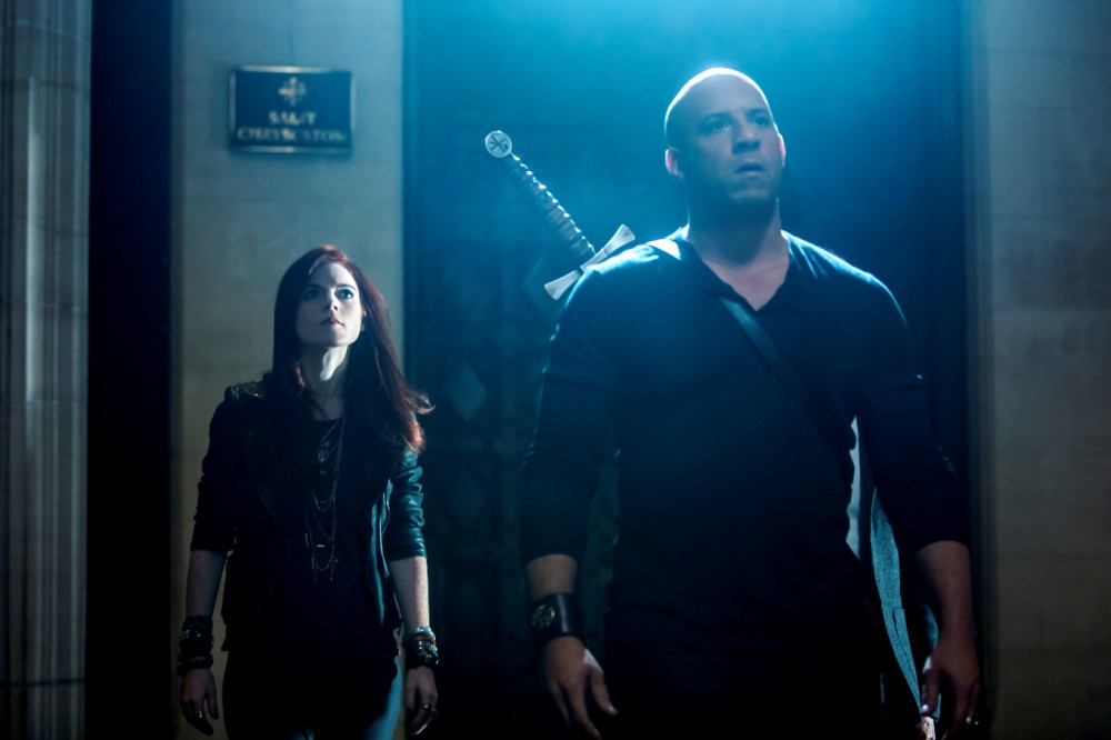 蘿絲萊斯莉飾演的神秘女巫克蘿伊，在片中與馮迪索飾演的女巫獵人寇特共同對抗黑暗力量。.jpg