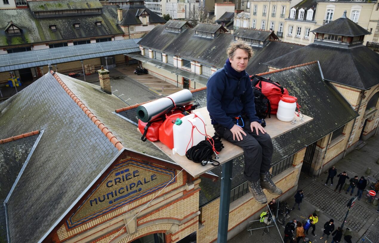 亞伯拉罕．伯安什瓦爾（Abraham_Poincheval）在巴黎里昂車站（Paris-Gare_de_Lyon）前面20多公尺高臺上生活。圖:取自keyword-suggestions。.jpg