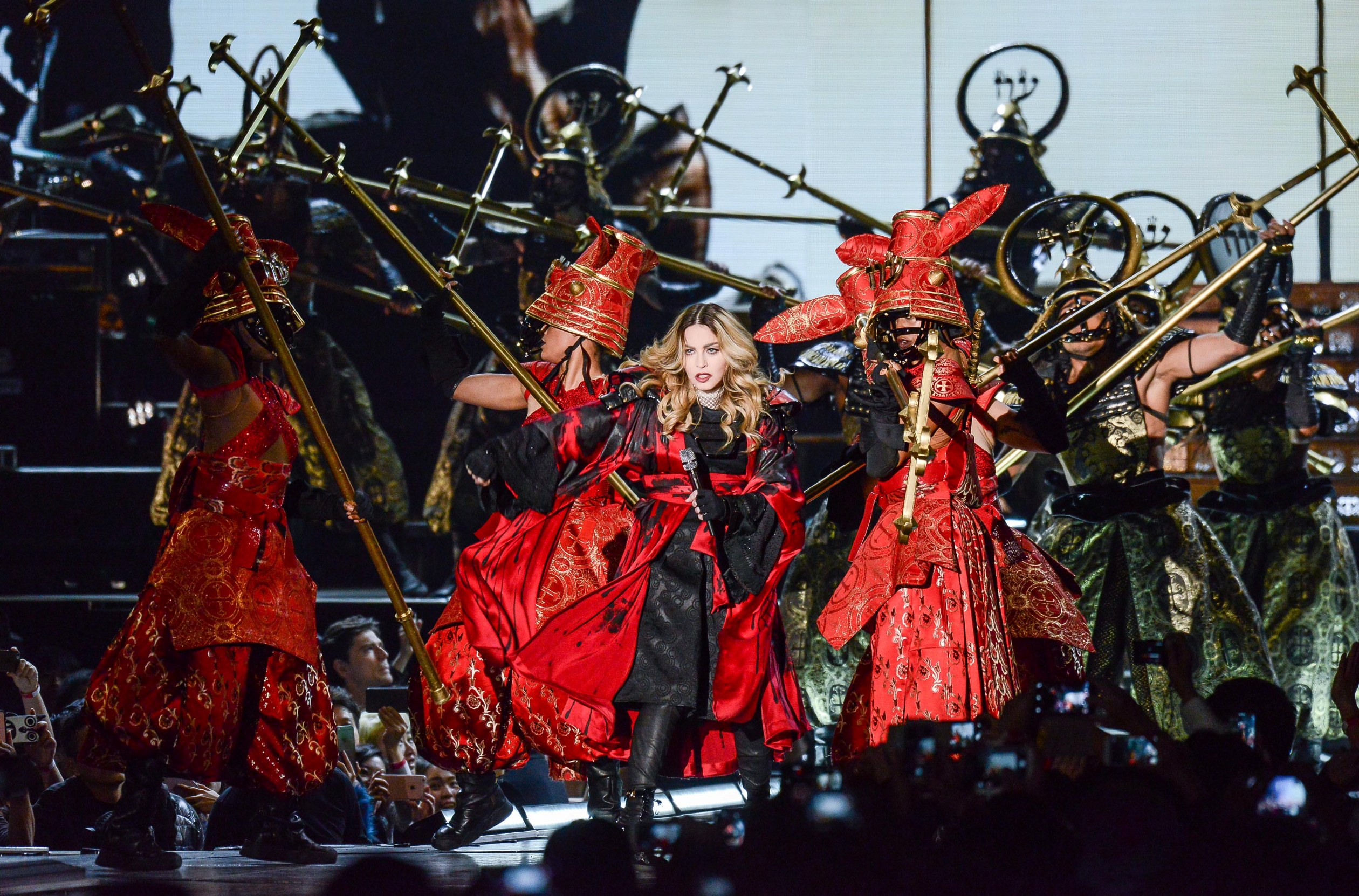 瑪丹娜首度來台遇強震_《心叛逆》演唱會為台灣災民祈福5.jpg