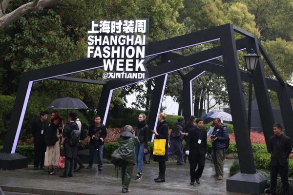中國設計師行業在崛起！來自上海時裝週秀場外的一線報道1.jpg
