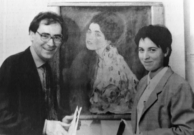 《女士》被竊之前的照片。瑪格與美術館研究員合影留念。圖／取自BBC。.jpg
