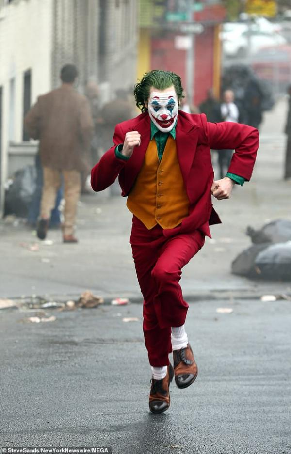 瓦昆菲尼克斯演出全新《小丑》獨立電影片場照_誇張Joker妝容在街頭賣命狂奔！_(2).jpg