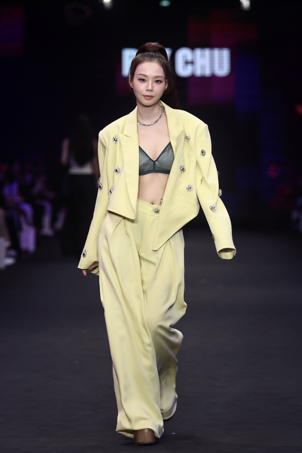 「Fashion,_Action!」：六大臺劇角色集結伸展臺，臺灣設計師如何用服裝定義戲劇精神？_孫淑媚擔任RAY_CHU_x《拜六禮拜》走秀嘉賓.jpg