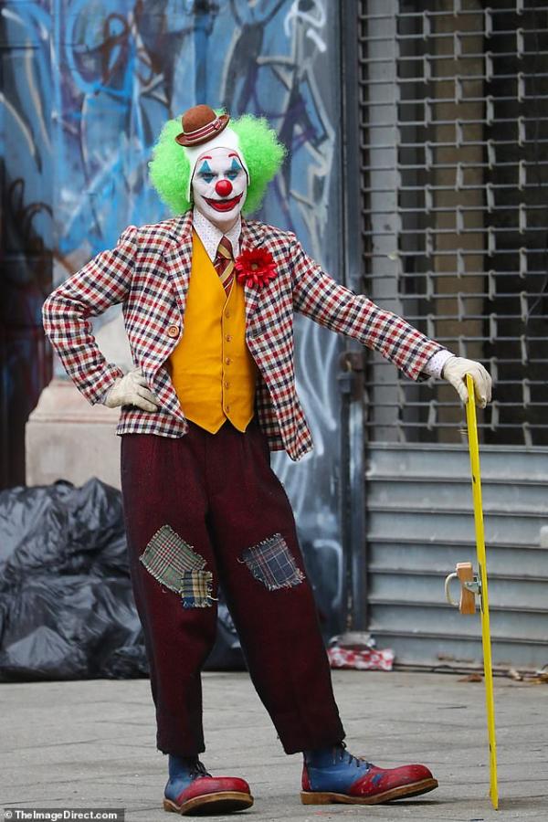 瓦昆菲尼克斯演出全新《小丑》獨立電影片場照_誇張Joker妝容在街頭賣命狂奔！_(7).jpg