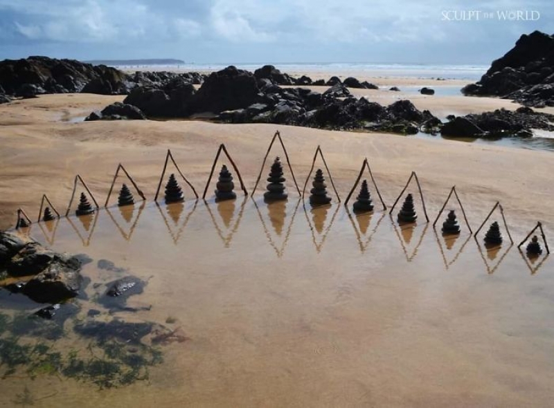 天生就是排列狂魔！藝術家在沙灘上排列出「完美石陣」，讓強迫症大喊：看得好舒服！-11.jpg