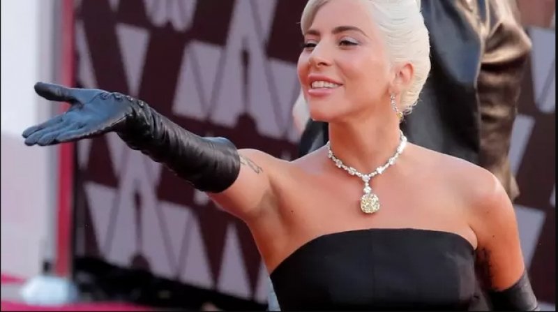 戴上_Tiffany_價值_3000_萬美元鑽石項鍊是什麼感覺？Lady_Gaga：全程被保鑣「恐怖凝視」！(4).jpg