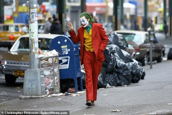 瓦昆菲尼克斯演出全新《小丑》獨立電影片場照_誇張Joker妝容在街頭賣命狂奔！_(22).jpg