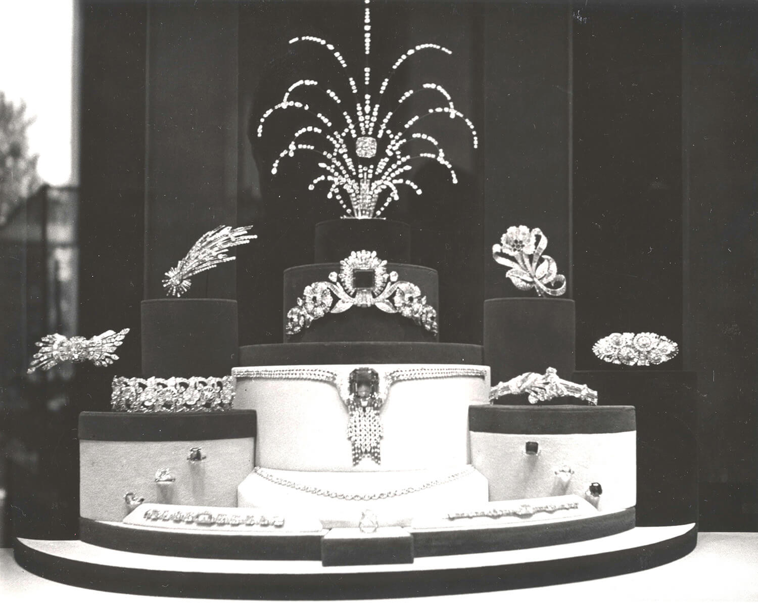 1939年世界博覽會經典重現！Tiffany史上最大鑽石在台亮相_Tiffany於1939年世界博覽會展出鑲嵌海藍寶石和美鑽的高級珠寶項鍊_(3).jpg