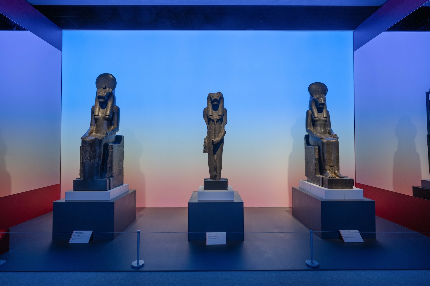 從尼羅河水聲到1:1金字塔！解構《埃及之王：法老》虛實交織的王權敘事_「身為大祭司的王」展品〈塞赫麥特女神雕像〉_光影牆詮釋日出至日落的光線流轉_圖奇美博物館.jpg