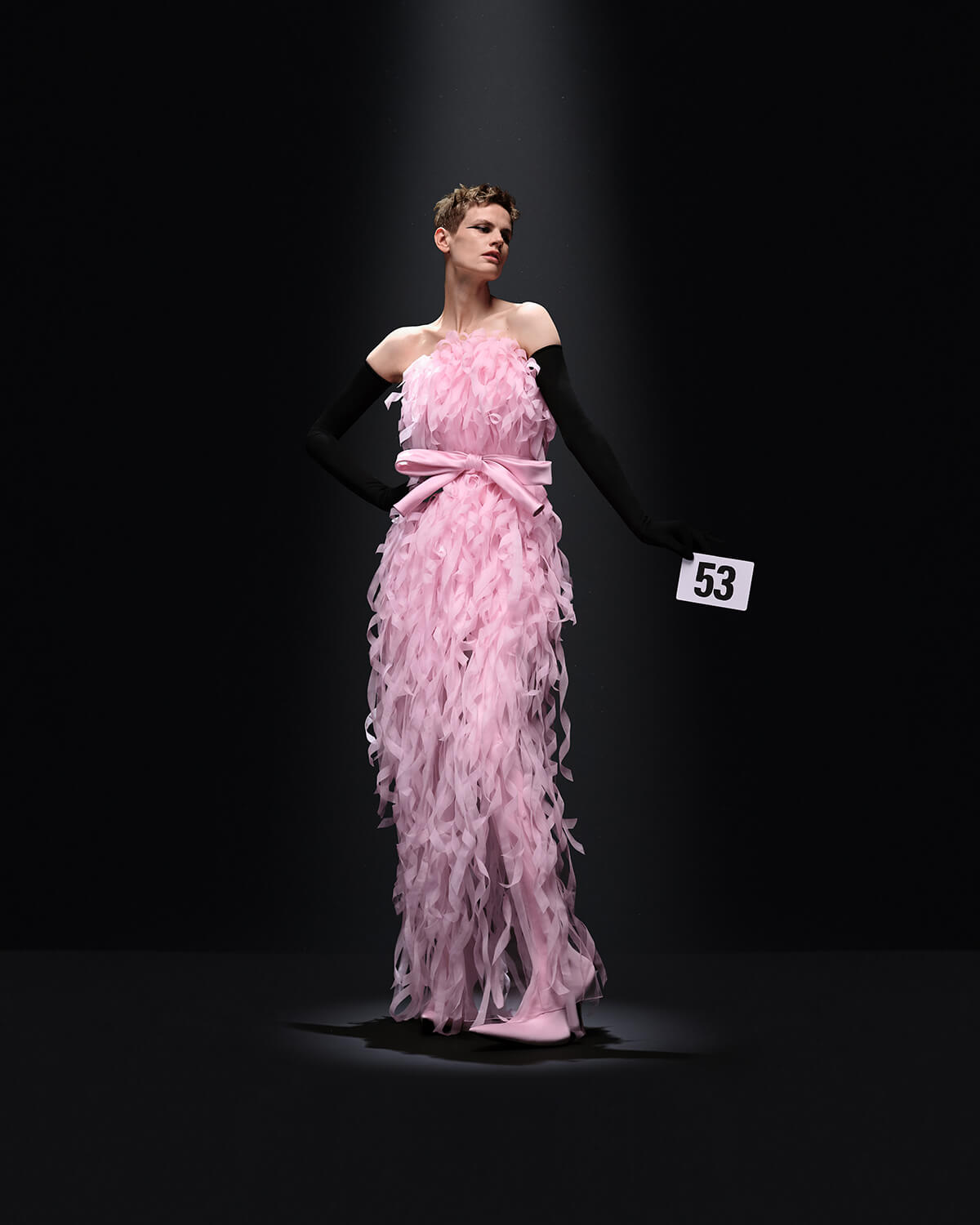 這些服裝跟你想的不一樣！Balenciaga第52季高訂系列_向追求完美致敬_BALENCIAGA_52ND_COUTURE_LOOK_53_SASKIA_DE_BRAW.jpg