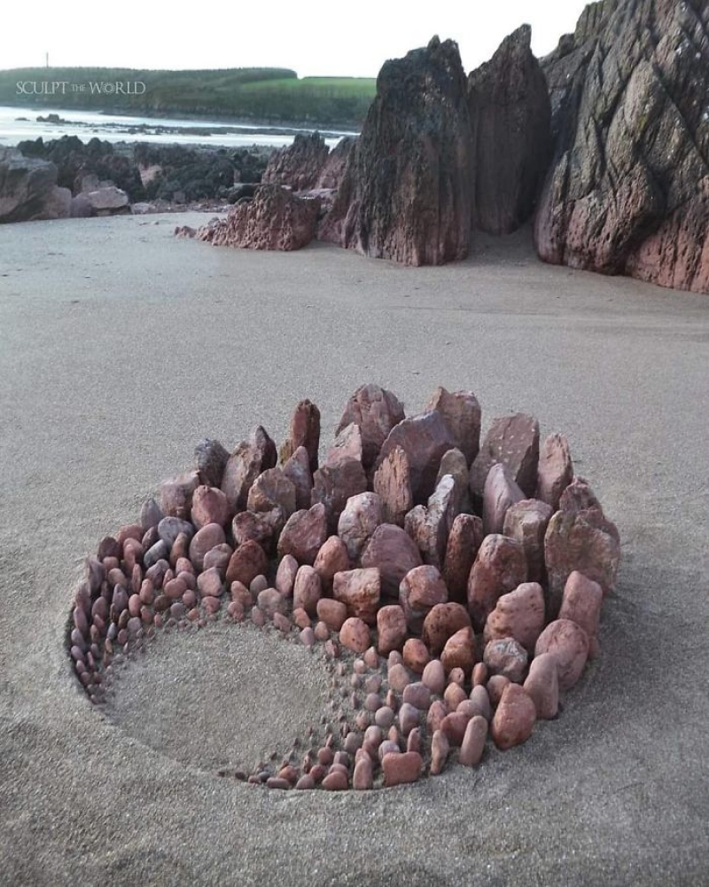 天生就是排列狂魔！藝術家在沙灘上排列出「完美石陣」，讓強迫症大喊：看得好舒服！-01.jpg