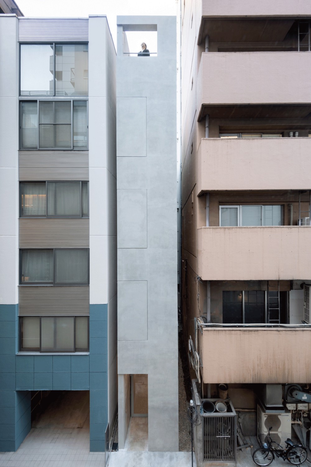 東京銀座巷內的L型小屋！日本SOCO讓2.7米寬清水模辦公空間極大化(2)_.jpg