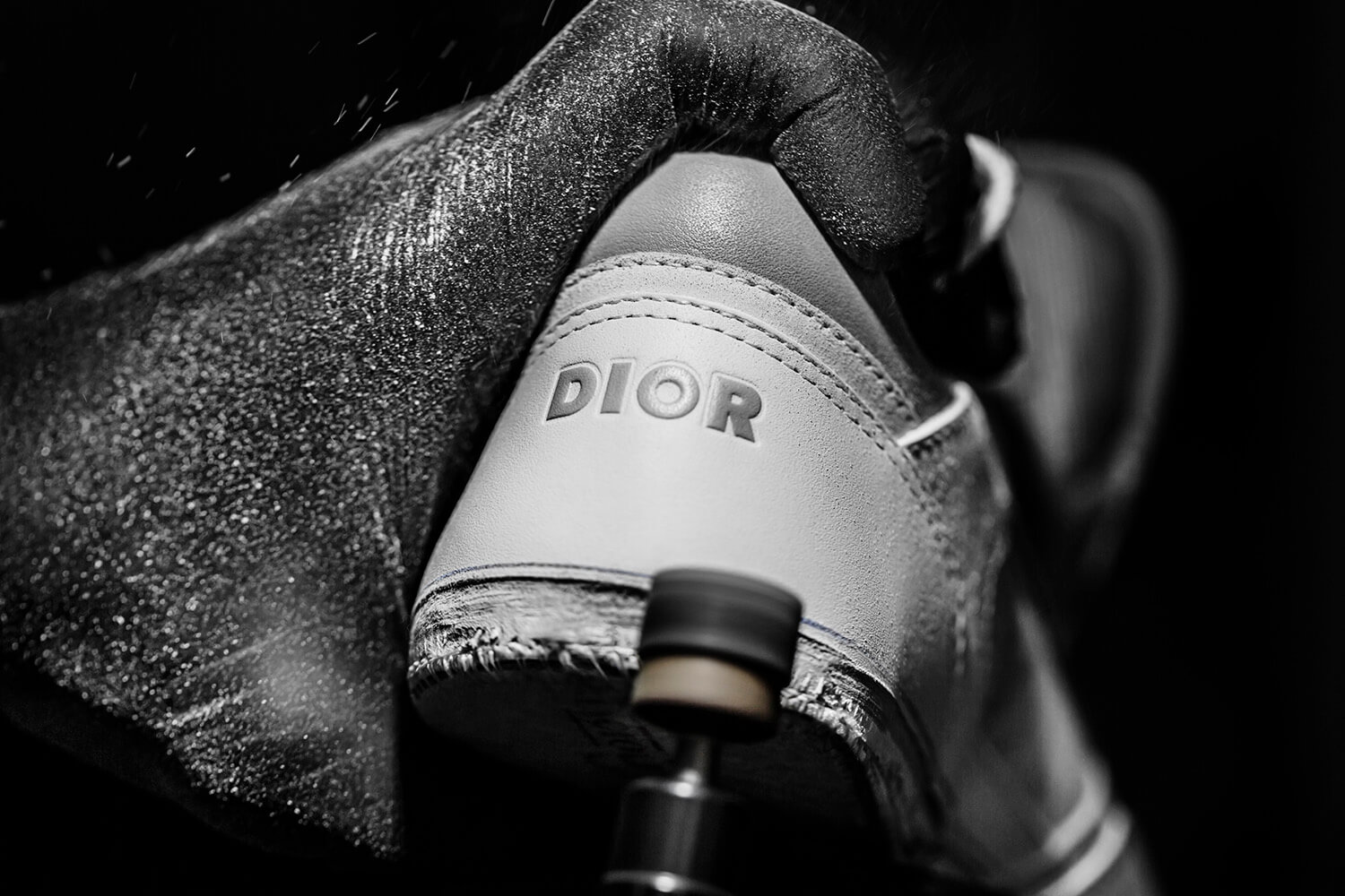 融合網球與滑板文化！Dior手工打造休閒鞋_品牌符碼盡顯於細節中1.jpg