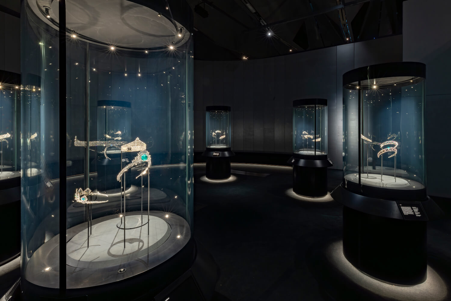 卡地亞的傳奇：從歷史物件到文化符碼的時空旅程_Installation_view_of_Cartier_at_VA_South_Kensington_(12_April-16_November_2025)_(c)_Victoria_and_Albert_Museum,_London_(30).JPG