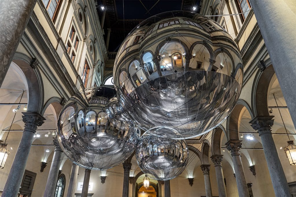 上帝垂憫的淚珠：阿根廷藝術家Tomás_Saraceno，打造清鑠飄浮的宇宙鏡球-02.jpg
