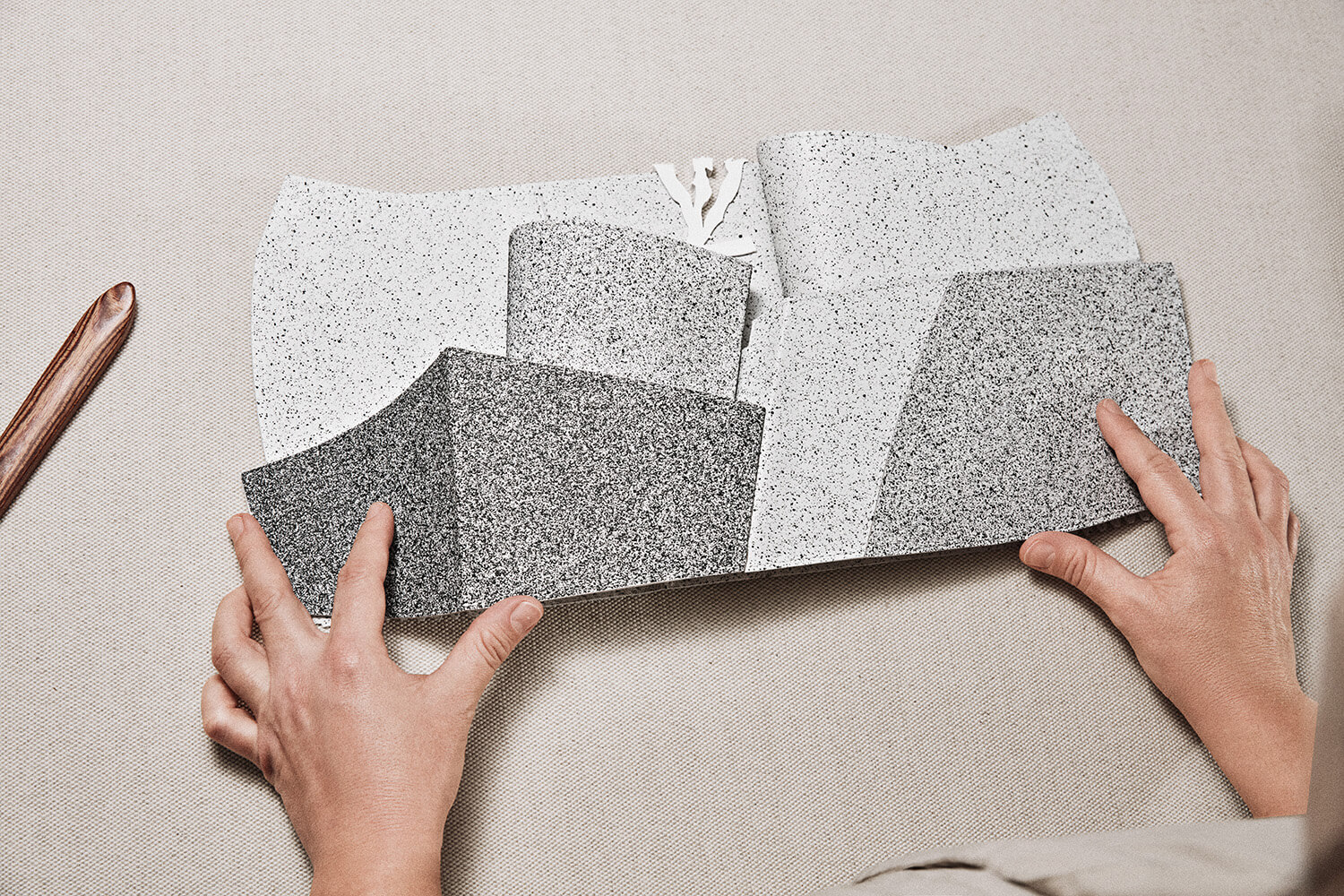 Louis_Vuitton_×_Frank_Gehry限量版手袋系列_呈現建築大師最狂野的夢想_LVXFG_~3.JPG