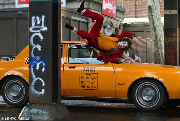 瓦昆菲尼克斯演出全新《小丑》獨立電影片場照_誇張Joker妝容在街頭賣命狂奔！_(18).jpg
