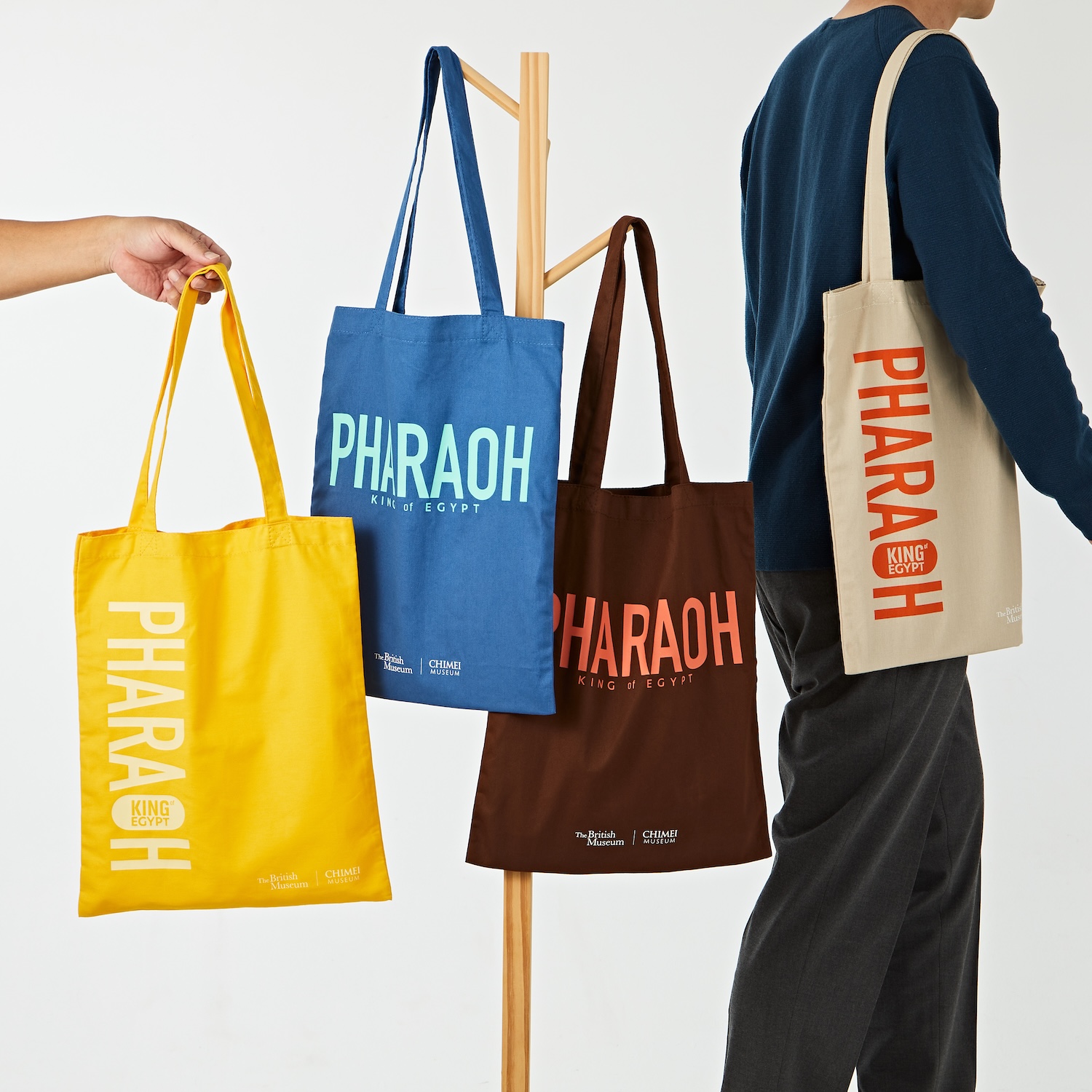 從尼羅河水聲到1:1金字塔！解構《埃及之王：法老》虛實交織的王權敘事_《埃及之王：法老》特展商品，《埃及之王》展覽托特包(全系列-2)。圖：奇美博物館提供.jpg