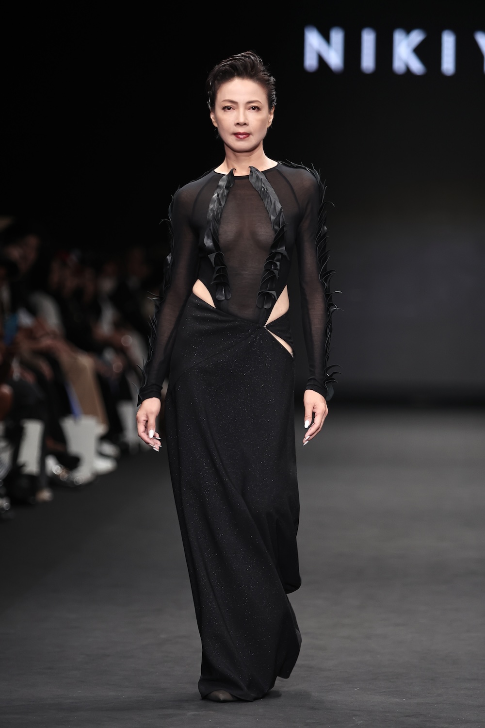 「Fashion,_Action!」：六大臺劇角色集結伸展臺，臺灣設計師如何用服裝定義戲劇精神？_柯淑勤擔任NIKI_YEH_x《死了一個娛樂女記者之後》走秀嘉賓.jpg