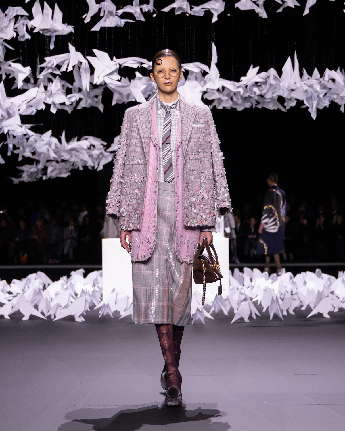 如鳥之歌般甜美！Thom_Browne_2025秋冬系列_用服飾譜寫奇幻鳥群的自由樂章_Thom_Browne_FW25_Show_look_54.JPG