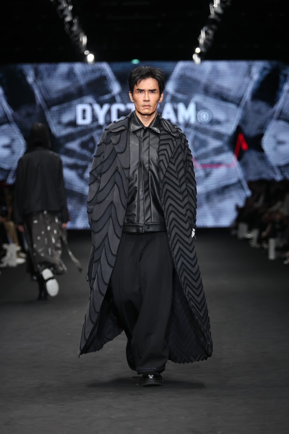 「Fashion,_Action!」：六大臺劇角色集結伸展臺，臺灣設計師如何用服裝定義戲劇精神？_楊一展擔任DYCTEAM_x《The_Outlaw_Doctor_化外之醫》走秀嘉賓.jpg