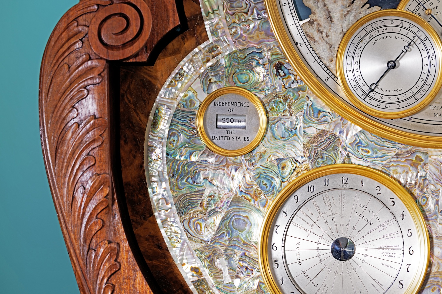 工藝大師的十九世紀機械宇宙：TiffanyCo.傳奇天文鐘與21項複雜功能結構解密_美國獨立紀年錶盤細節02_@TiffanyCo_.jpg