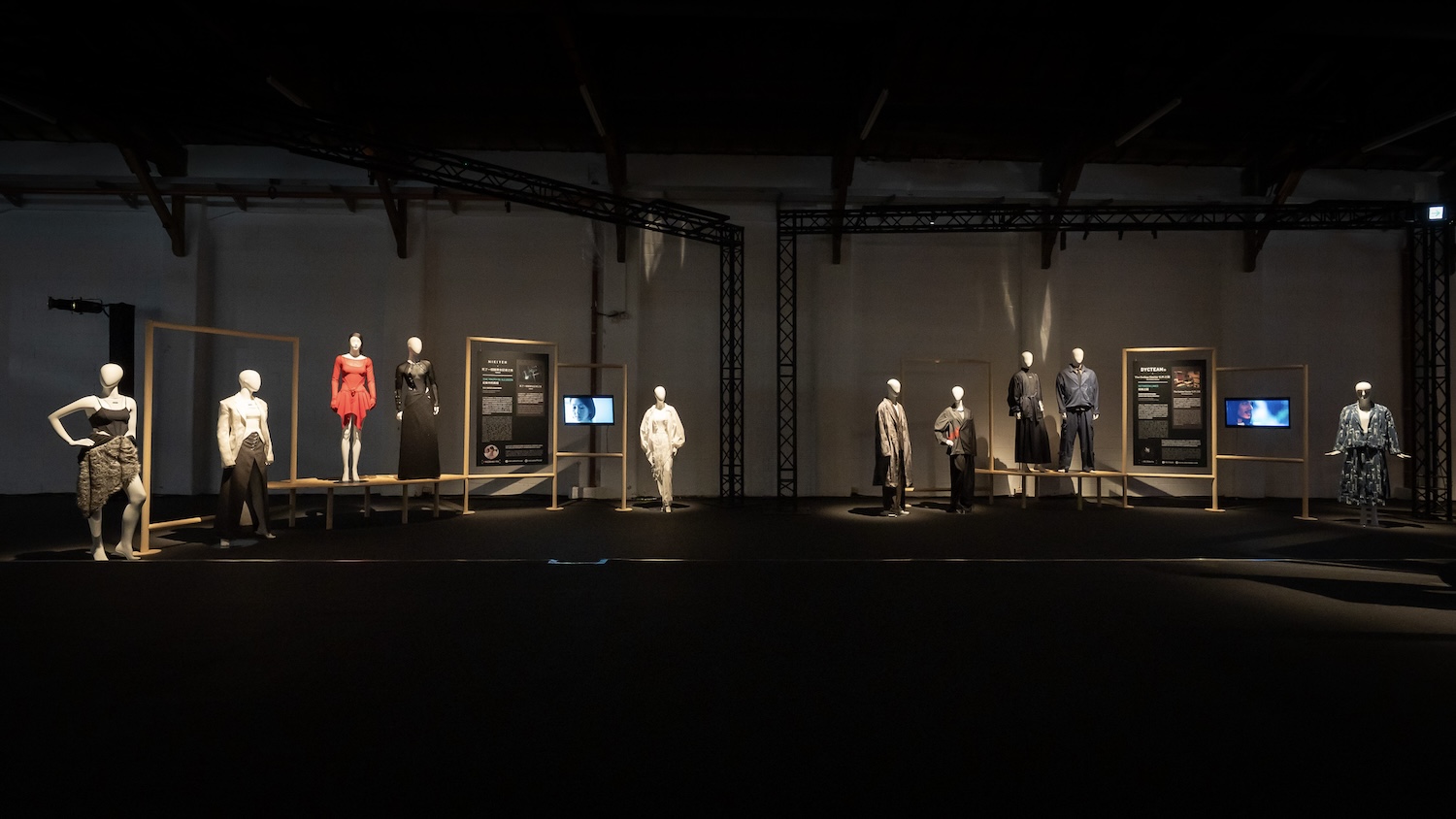 「Fashion,_Action!」：六大臺劇角色集結伸展臺，臺灣設計師如何用服裝定義戲劇精神？_Fashion_Action_臺灣色感_時尚策展《臺灣角色》設計師服裝展區.jpg