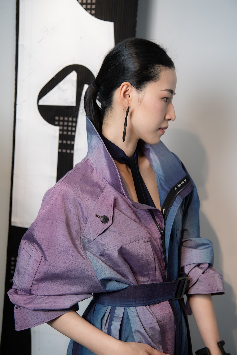 翻轉38公分窄幅限制！日本時裝品牌MIZEN如何以當代版型續寫將逝的和服布料工藝_模特兒展示26AW代表性的風衣-2.jpg