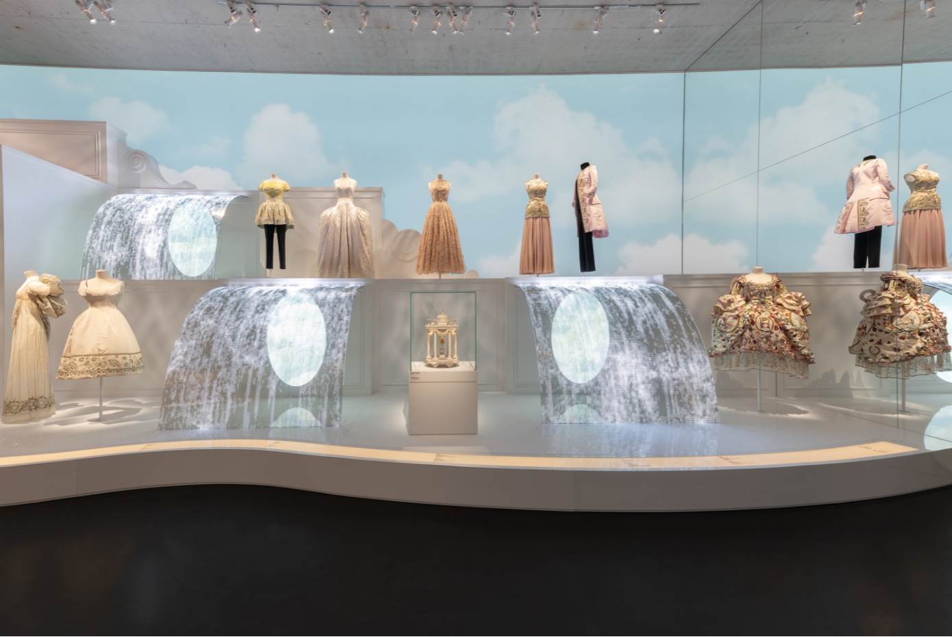 《Christian_Dior：夢之設計師》移師上海_中國藝術家展現哲學詮釋11.jpg
