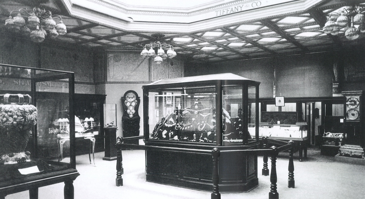 工藝大師的十九世紀機械宇宙：TiffanyCo.傳奇天文鐘與21項複雜功能結構解密_Tiffany_Co_._display_at_the_1893_World’s_Columbian_Exposition,_Chicago_.jpg