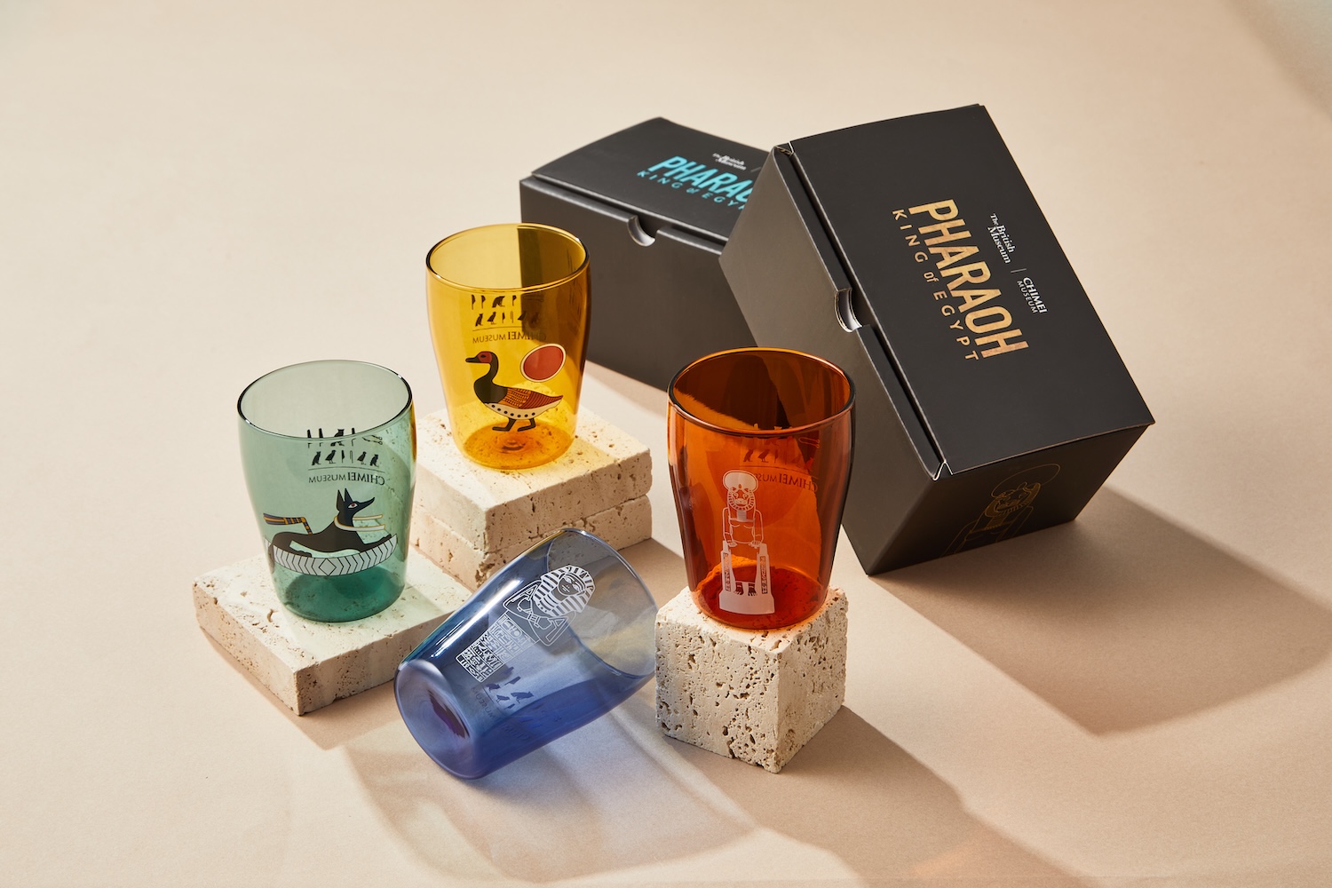 從尼羅河水聲到1:1金字塔！解構《埃及之王：法老》虛實交織的王權敘事_《埃及之王：法老》特展商品，展覽玻璃杯雙入組(全系列)。圖：奇美博物館提供.jpg