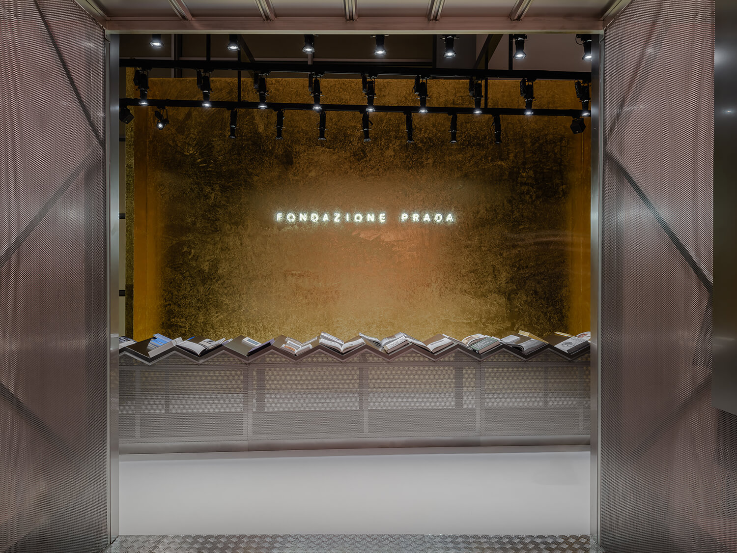 感受Prada的過去、現在與未來！《Pradasphere_II》全球首站上海星美術館登場_Fondazione_Prada_1.jpg