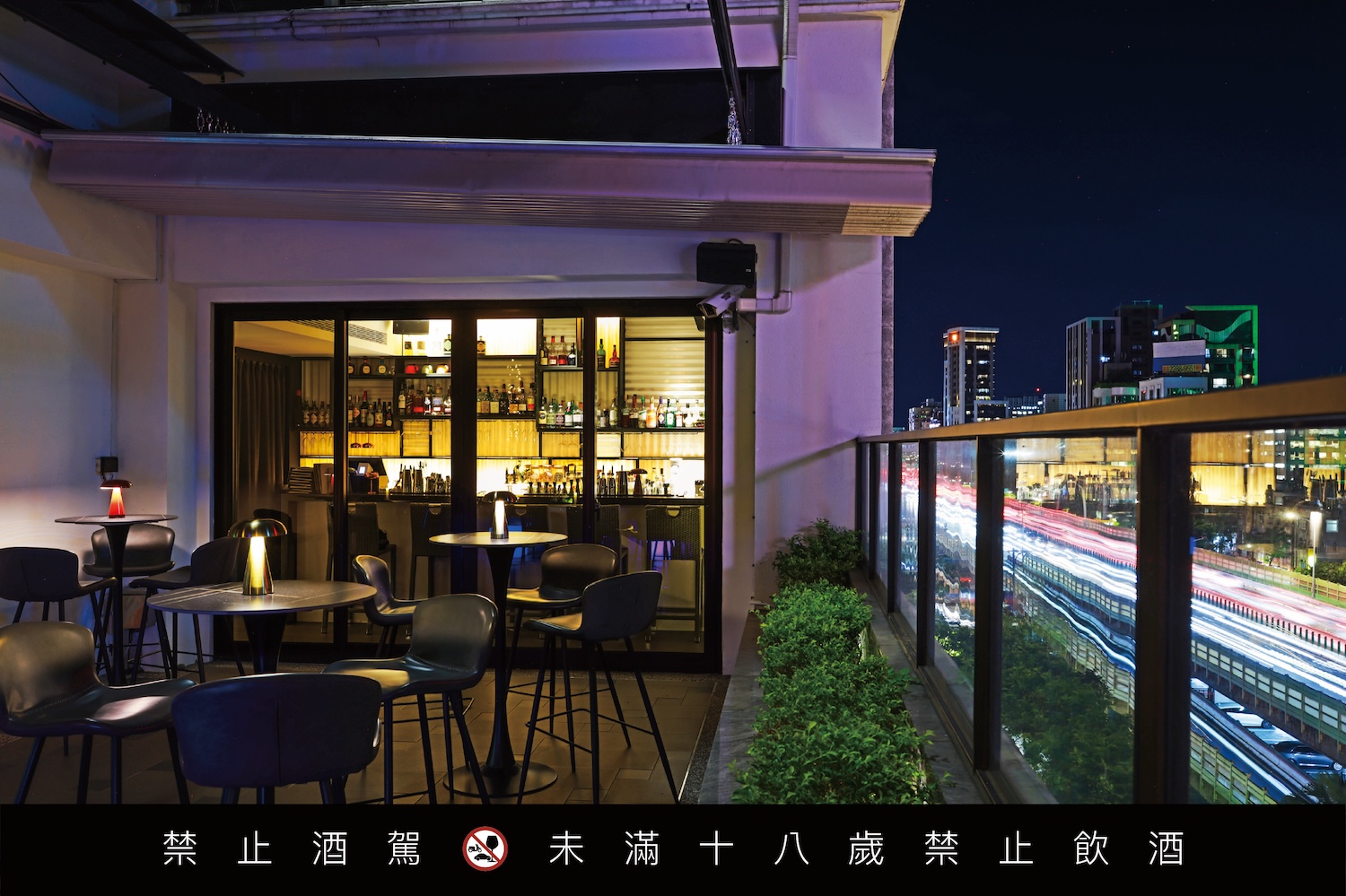 從米其林餐桌到藝術展覽，慕舍酒店六年來如何打造自己的待客哲學？_當流光溢彩的車河化作時光的背景，Lounge_Vino_構築出一座超脫喧囂、自成一格的空中酒廊。.jpg