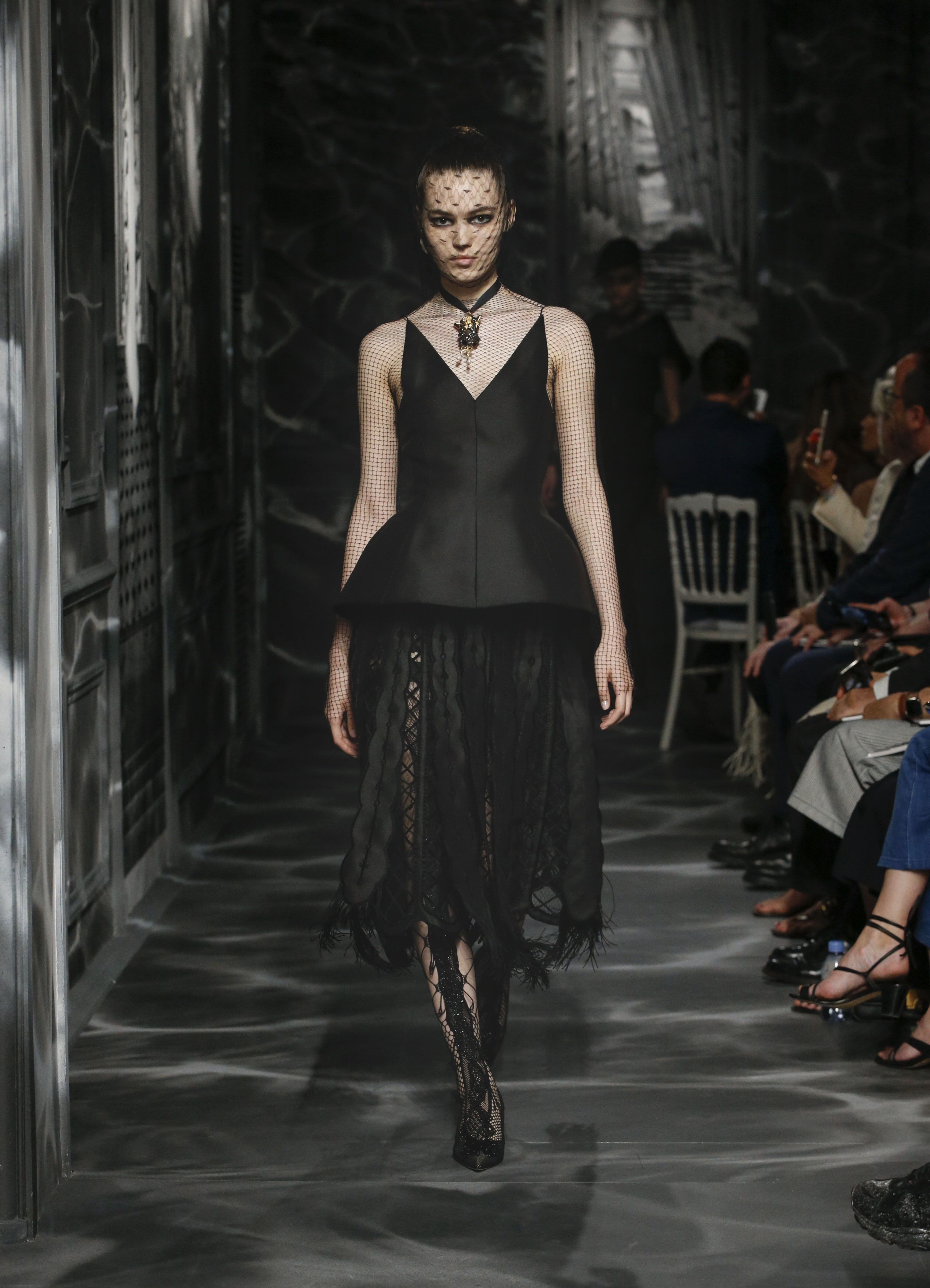 「現代女性毋須畫布，她自身的姿態足矣。」_Dior高訂展暗黑建築剪影10.jpg