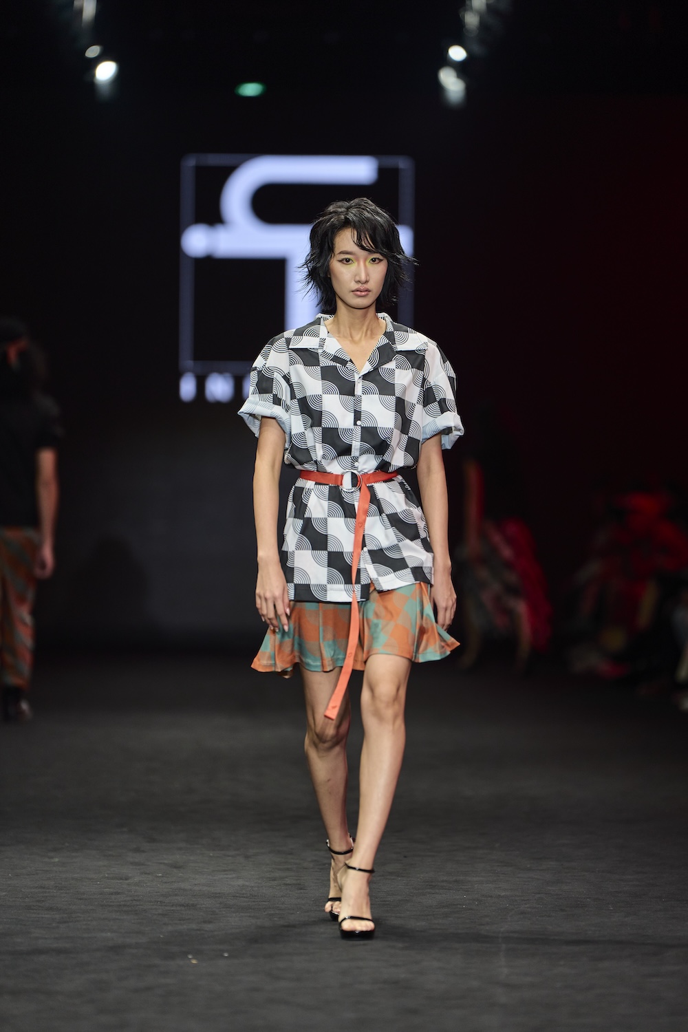 INF_2026春夏《捌零就鬼》：在復古結構與未來摩登中借道而行_INF_SS26_秀照20.jpg
