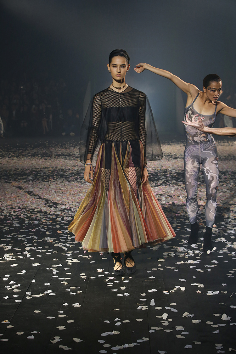 舞出真正的自己！Dior_2019春夏系列結合劇場與走秀_Maria_Grazia_Chiuri：時尚是展現自由的藝術_9.jpg