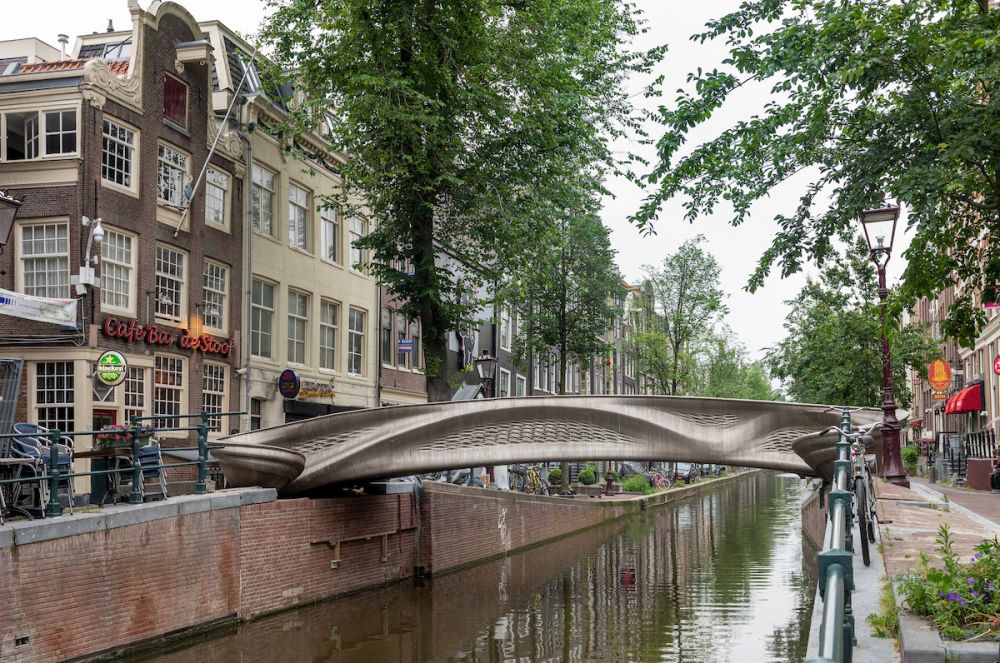 紅燈區新地景_——_世上第一座_3D_打印橋於阿姆斯特丹開通，荷蘭女王也難抵魅力(1).jpg
